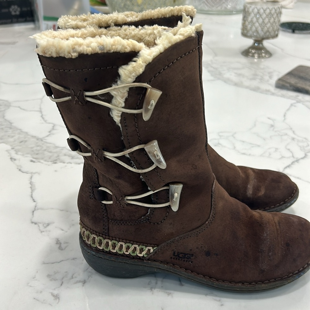 UGG Australia Kona Dark Brown Suede Sheepskin Toggle Boots. Size 8